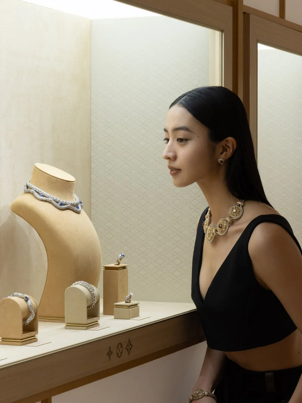 ルイ・ヴィトンのハイジュエリー展示会でコレクションを鑑賞するKōki,さん