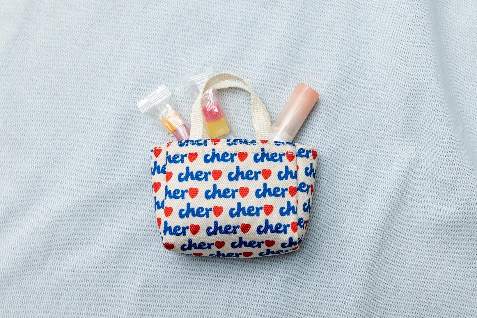 ミニバッグキーホルダーに小物が入っている様子