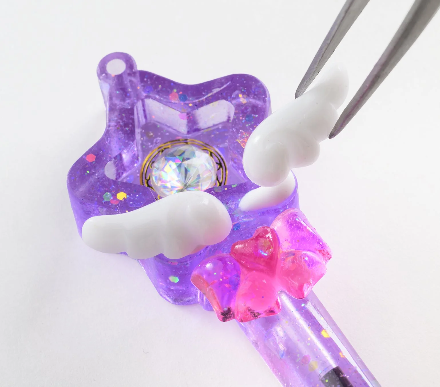 レジン製の魔法のステッキに雲のパーツを取り付ける様子