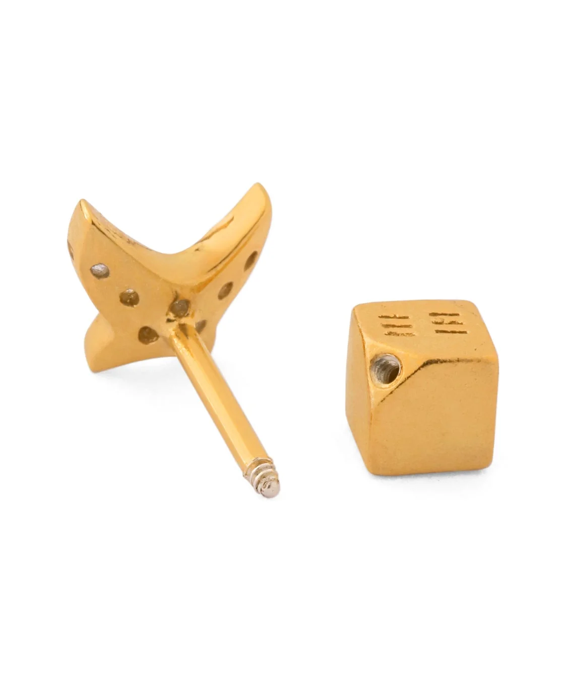 金色のスタッドピアスとキューブ型キャッチ