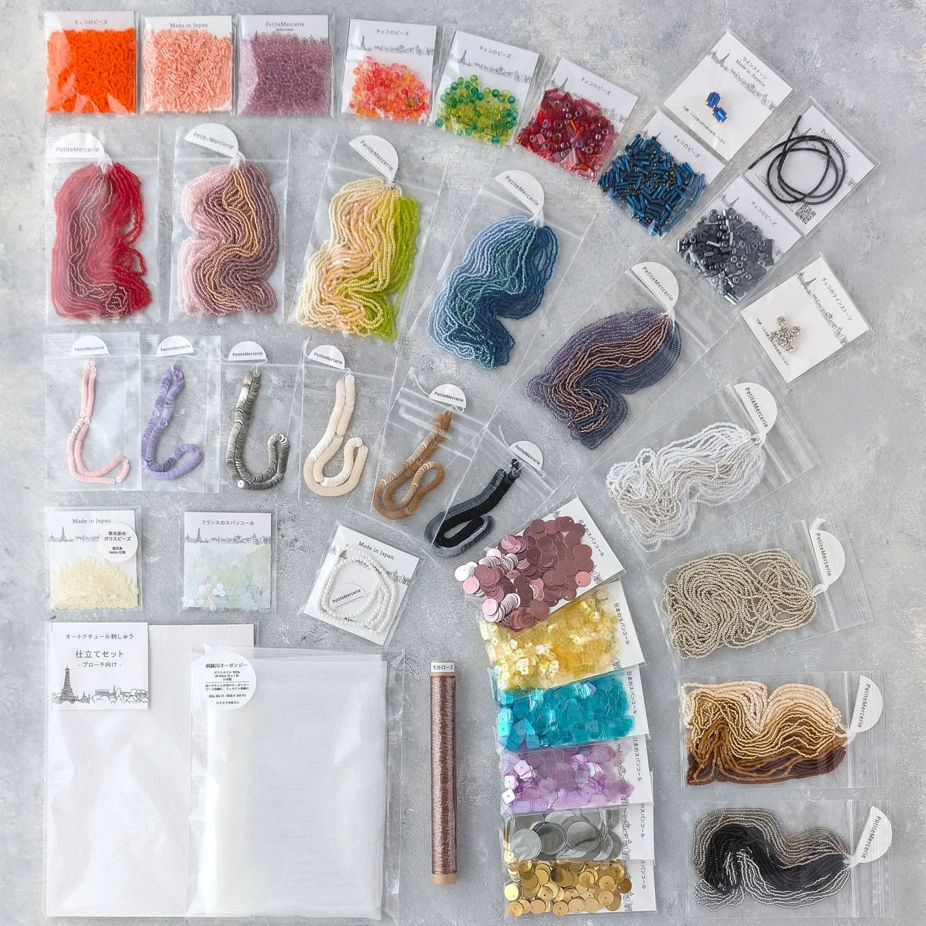 ビーズやスパンコールなどの手芸材料