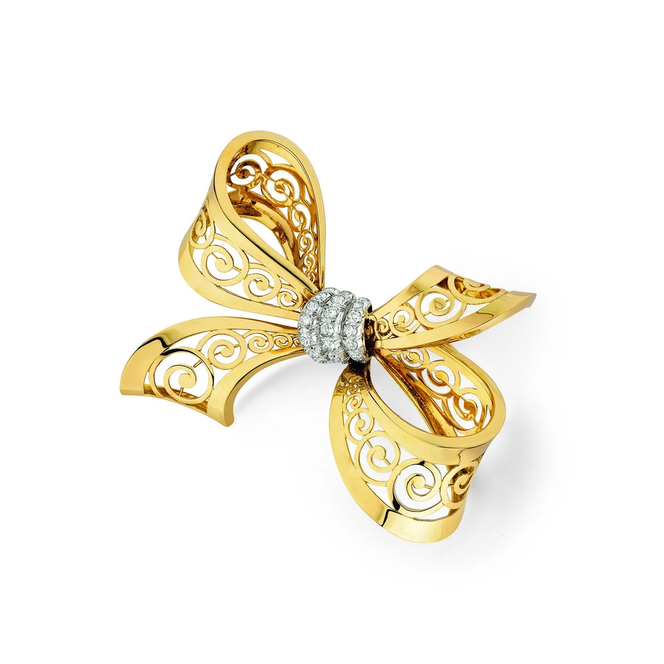 白い背景に、透かし彫りのデザインが施された豪華な金の弓形ブローチ。中央には輝くダイヤモンドがあしらわれています。