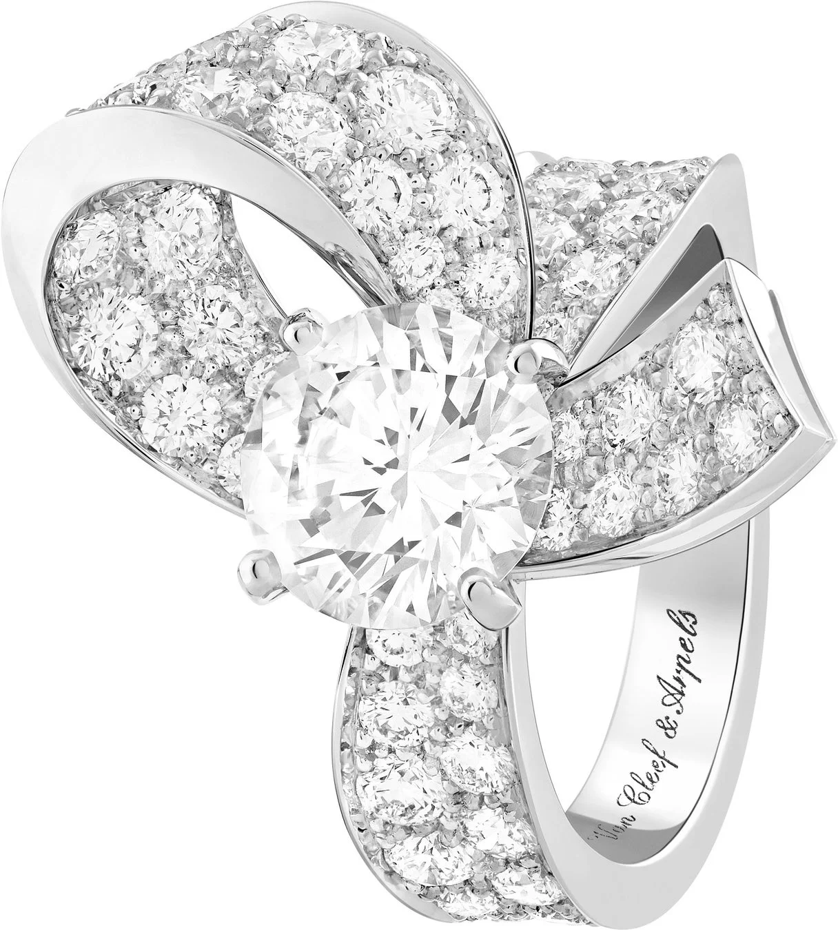 中央に大きなダイヤモンドがあしらわれ、リボンのようなデザインにパヴェダイヤモンドが贅沢に施された、ヴァンクリーフ＆アーペルのホワイトゴールド製ダイヤモンドリングのクローズアップ画像です。