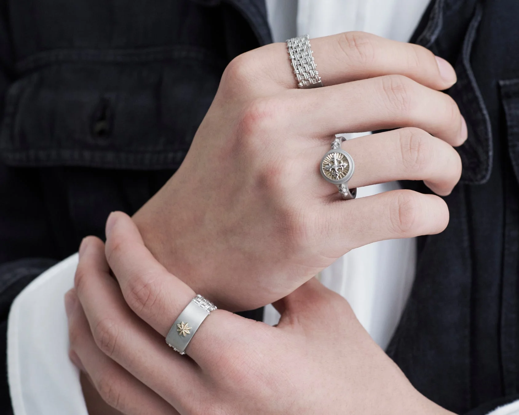 男性の手元に着用されたリング