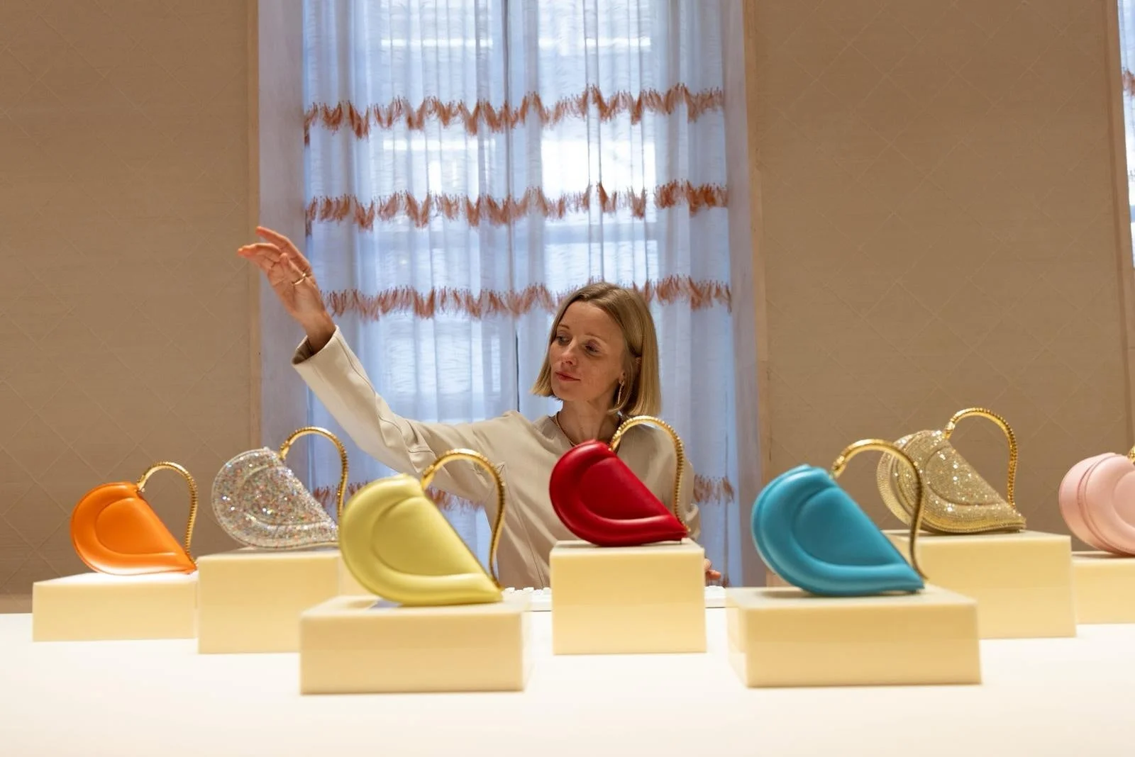 女性とハート型バッグ