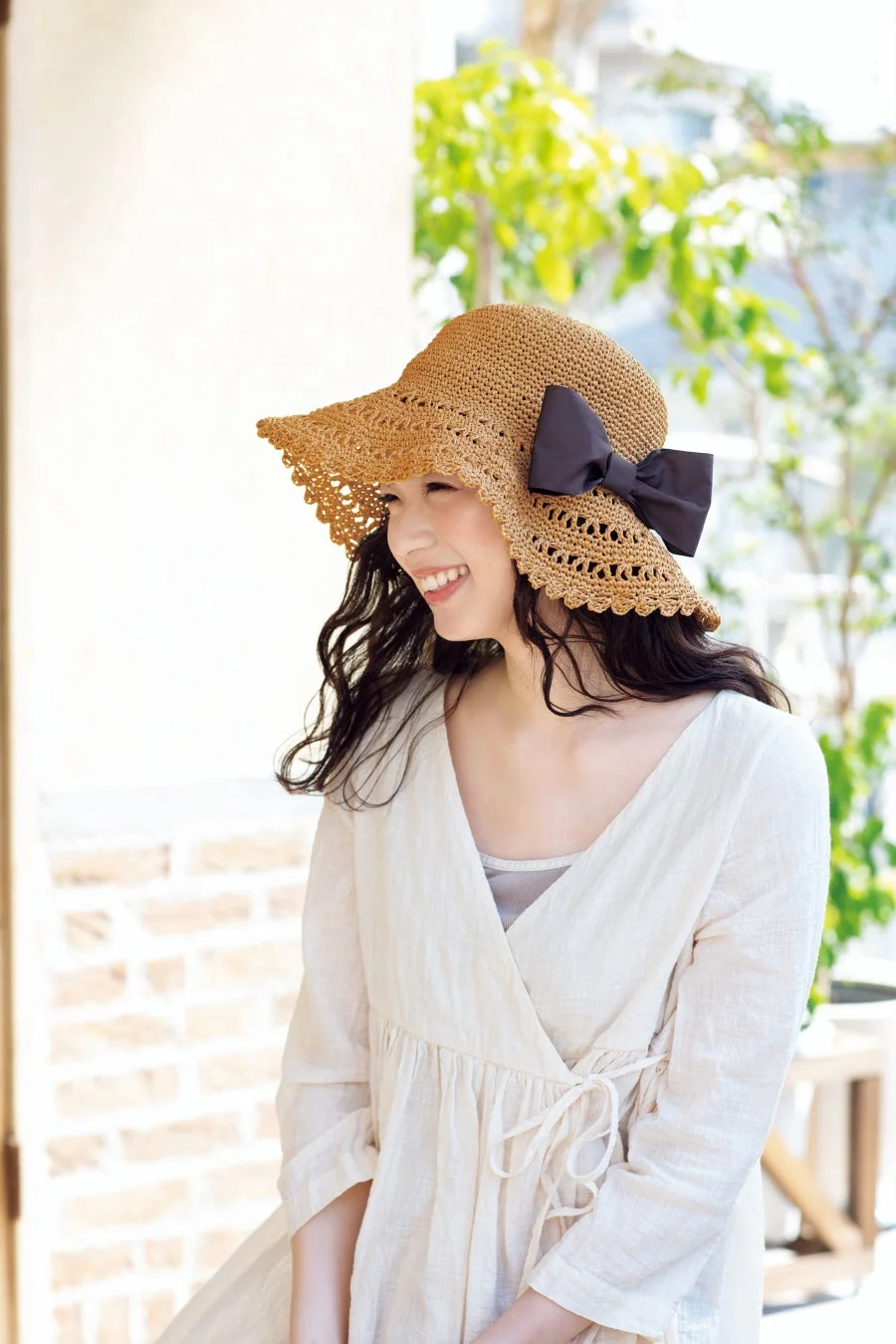 麦わら帽子をかぶった女性