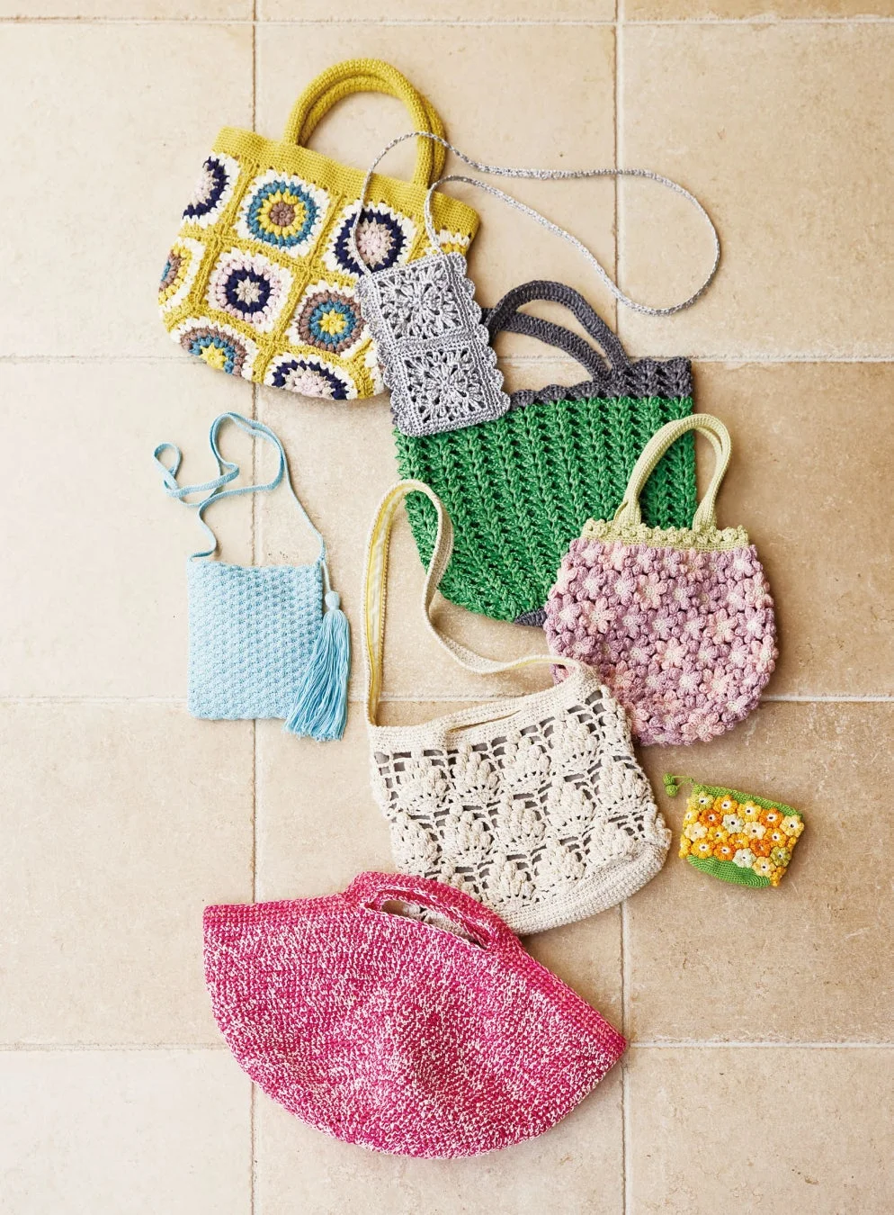 色とりどりの手編みバッグとポーチ