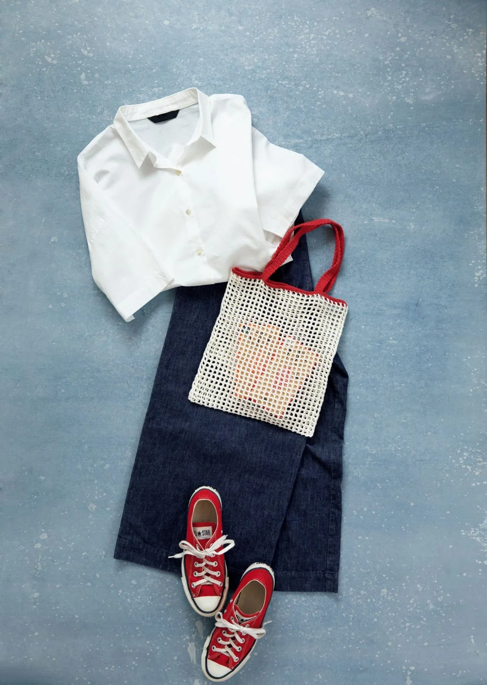 メッシュバッグを取り入れたカジュアルコーディネート